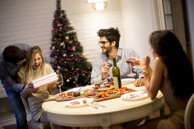 Noel Kutlamaları ve açılış gençlerin grup odaya sunar