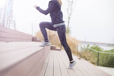 Aktif genç güzel kadın kentsel çevre içinde çalışan, görüntüleme