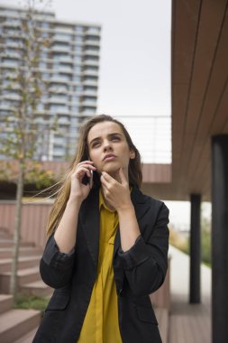 Cep telefonu açık kullanarak genç endişeli businesswman portresi