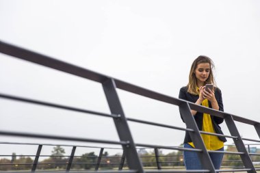 Genç işkadını açık cep telefonu mesajlaşma