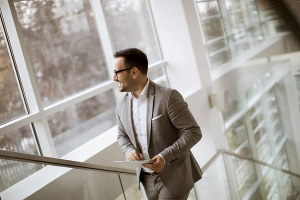 Feliz Hombre Negocios Vestido Traje Pie Oficina Moderna Uso Tableta — Foto de Stock