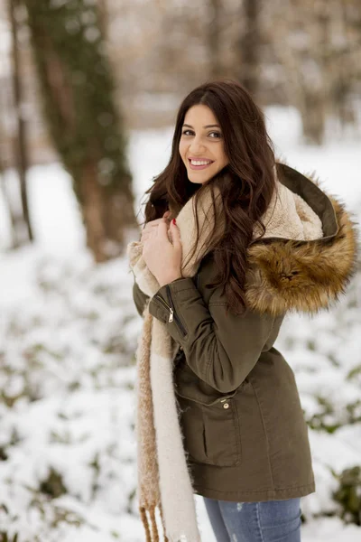 Retrato Mujer Joven Parque Invierno — Foto de Stock