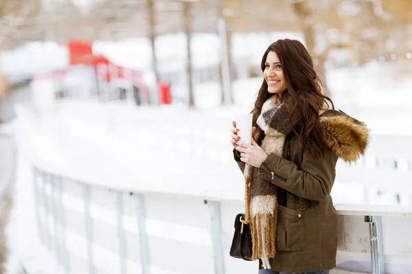 屋外冬 自然の背景にお茶やコーヒーを飲む若い女性 — ストック写真