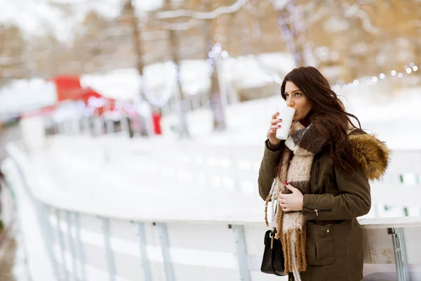 Giovane Donna Che Beve Caffè Sfondo Natura Invernale All Aperto — Foto Stock