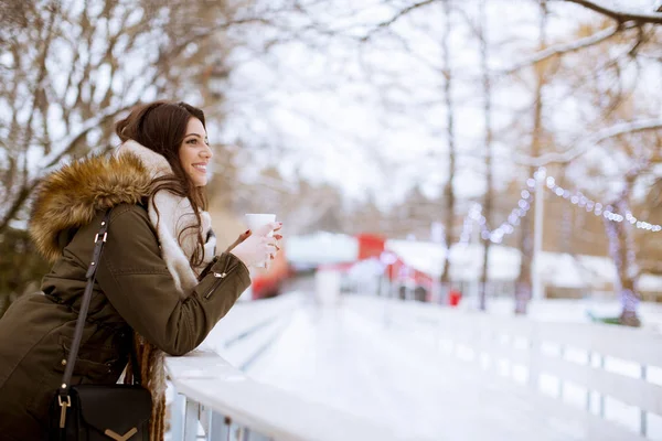 Giovane Donna Che Beve Caffè Sfondo Natura Invernale All Aperto — Foto Stock