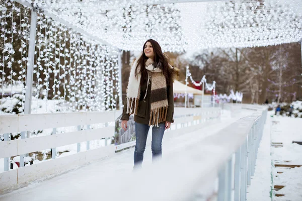 Retrato Mujer Joven Monta Patines Hielo Parque — Foto de Stock