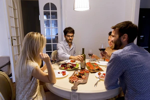 Jóvenes Amigos Celebrando Navidad Año Nuevo Casa —  Fotos de Stock