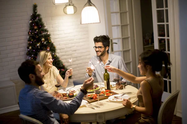 Giovani Amici Che Celebrano Natale Capodanno Casa — Foto Stock