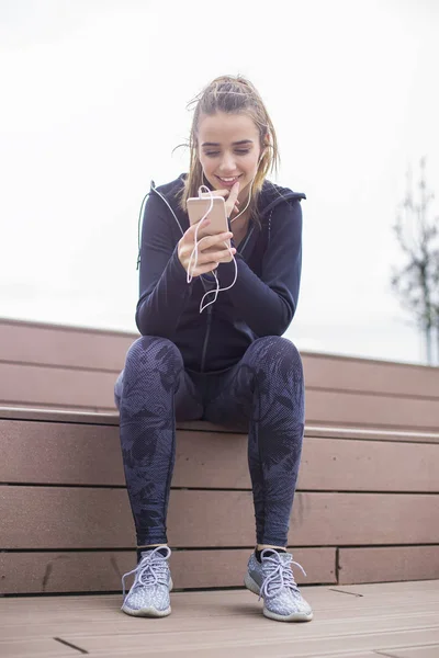 Giovane Donna Sportiva Forma Riposo Ascoltare Musica Sul Telefono Cellulare — Foto Stock