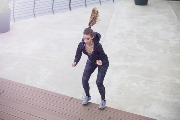 Fitness Kvinna Hoppa Utomhus Urban Miljö Dag — Stockfoto