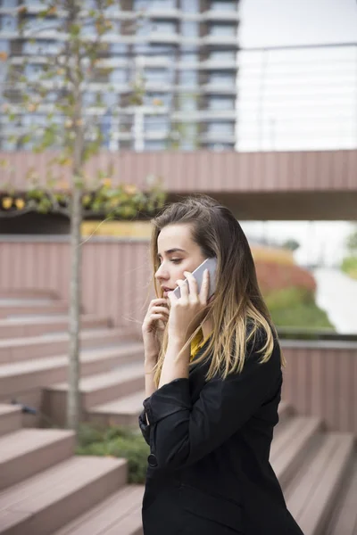 Portret Van Jonge Businesswman Gebruik Mobiele Telefoon Buiten — Stockfoto