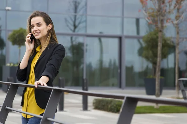 Joven Mujer Negocios Utiliza Teléfono Celular Calle Contra Edificio Oficinas — Foto de Stock