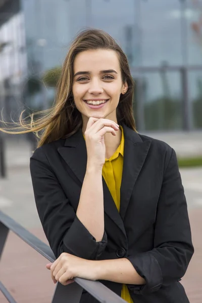 Portret Van Jonge Zakenvrouw Buiten Tegen Kantoorgebouw — Stockfoto