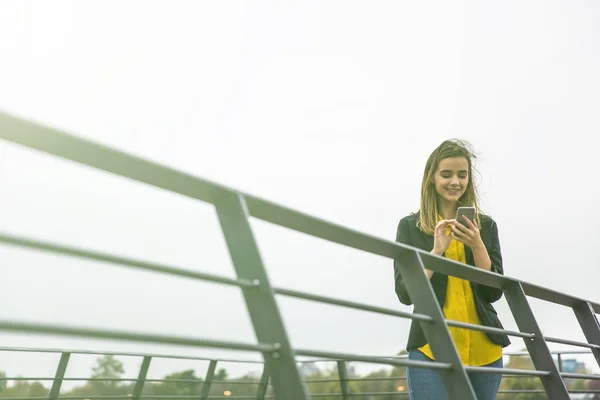 Ung Affärskvinna Messaging Mobiltelefon Utomhus — Stockfoto