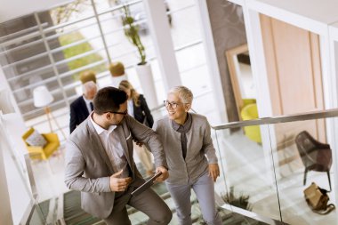 Grup işadamları ve yürüyüş ve bir Ofis Binası Merdivenleri iş kadınları