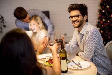 Arkadaşlar bir Noel yemeği evde var