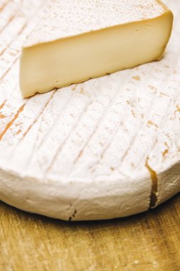 Geleneksel Auvergne peyniri Fransa 'dan Raclette de Montagne