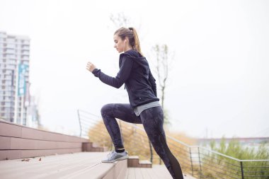 Aktif genç güzel kadın kentsel çevre içinde çalışan, görüntüleme