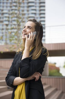 Genç businesswman istimal hareket eden telefon açık portresi