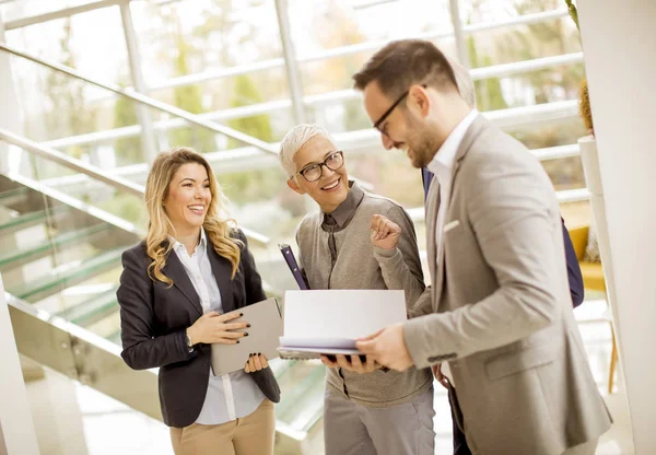 Young Businessmen Discusing Senior Young Businesswomen Office — Stock Photo, Image