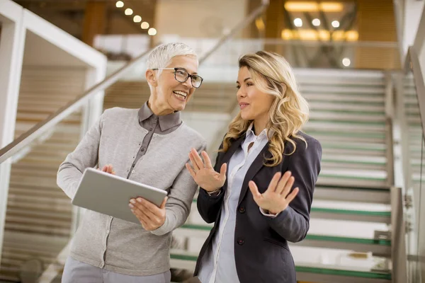 Retrato Mujeres Negocios Mayores Jóvenes Cargo Con Tableta Digital Discutir — Foto de Stock