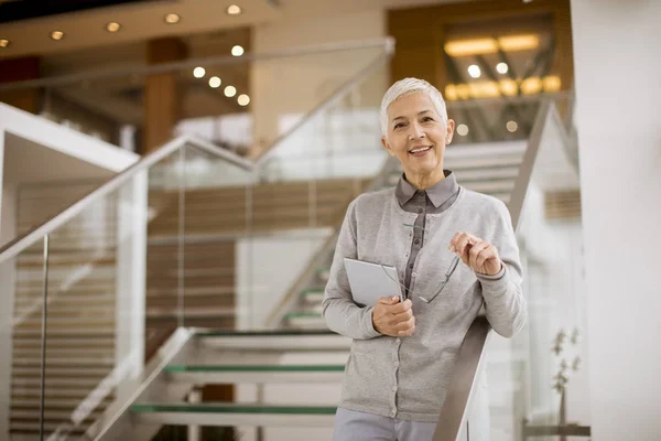 Retrato Mujer Negocios Senior Pie Oficina Moderna Celebración Tableta Digital — Foto de Stock