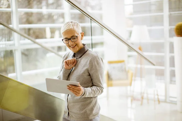 Mujer Bonita Positiva Anciana Con Sonrisa Radiante Sosteniendo Tableta Oficina — Foto de Stock