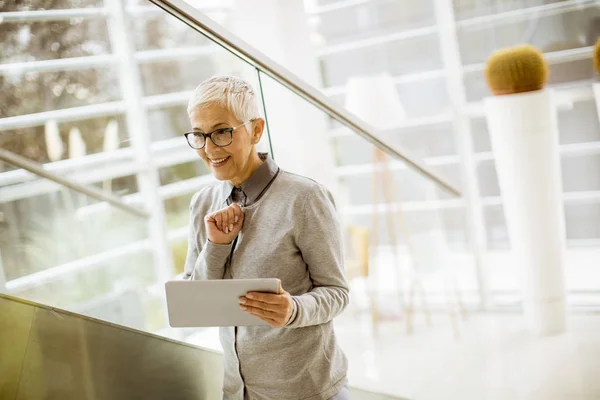 Mujer Bonita Positiva Anciana Con Sonrisa Radiante Sosteniendo Tableta Oficina — Foto de Stock