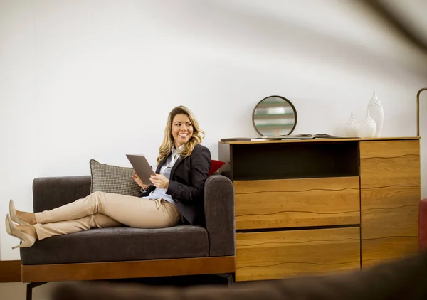 Jovem Empresária Alegre Descansando Com Tablet Sofá Moderno — Fotografia de Stock