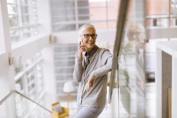 Portret Van Senior Zakenvrouw Gebruik Mobiele Telefoon Moderne Ofice — Stockfoto