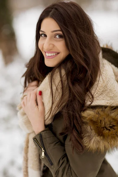 Portret Młodej Kobiety Parku Zimowym — Zdjęcie stockowe