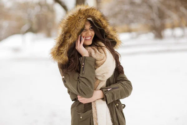 Retrato Una Joven Sonriente Con Teléfono Celular Invierno Aire Libre — Foto de Stock