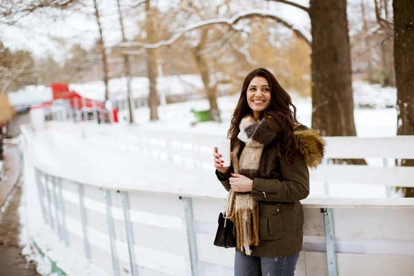 Mujer Joven Bebiendo Café Durante Invierno Naturaleza Fondo Aire Libre —  Fotos de Stock