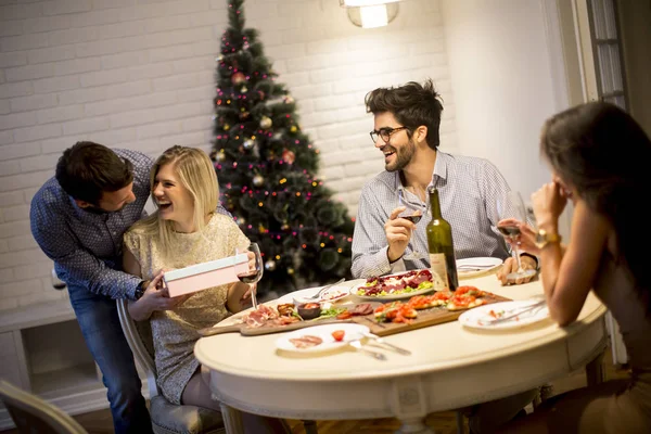 Groupe Jeunes Célébrant Noël Ouvrant Des Cadeaux Dans Salle — Photo