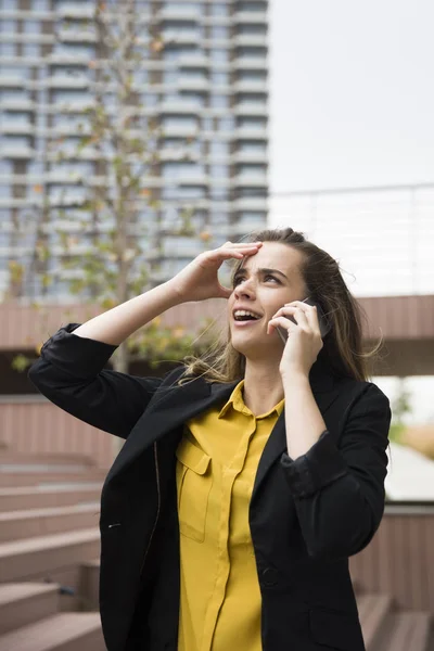 Retrato Joven Hombre Negocios Usando Teléfono Móvil Aire Libre — Foto de Stock