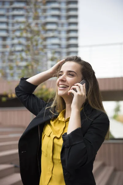 Retrato Joven Hombre Negocios Usando Teléfono Móvil Aire Libre — Foto de Stock