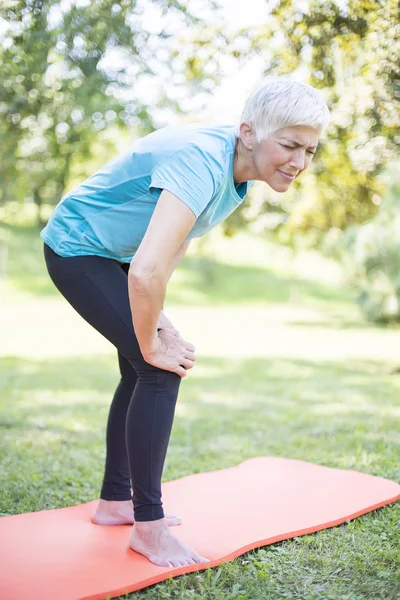 Mujer Deportiva Senior Tiene Dolor Rodilla Mientras Hace Ejercicio — Foto de Stock