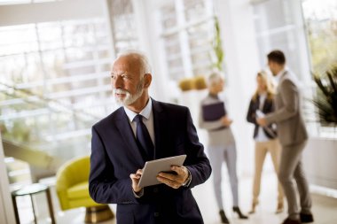 Grup gülümseyen iş adamları ofiste ayakta portresi