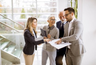 Olgun ve Genç işkadını ve çözümleme modern office duran bir işadamı planı