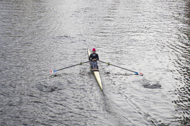 Hannover, Almanya - 27 Ekim 2018: Hannover, Almanya'nın kürek kimliği belirsiz bir kadın. Maschsee Gölü sayesinde IHME ve Leine Hanover barındıran birçok Kürek Kulübü.