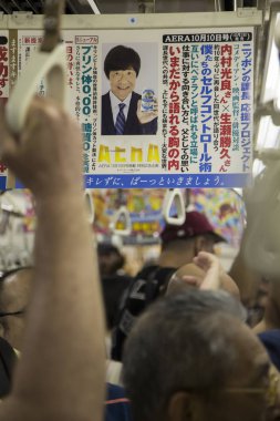 Tokyo, Japonya - 2 Ekim 2016: Tokyo metro treninin kimliği belirsiz kişiler. Tokyo metro var 13 satır ve 8,7 milyon yolcu günlük.