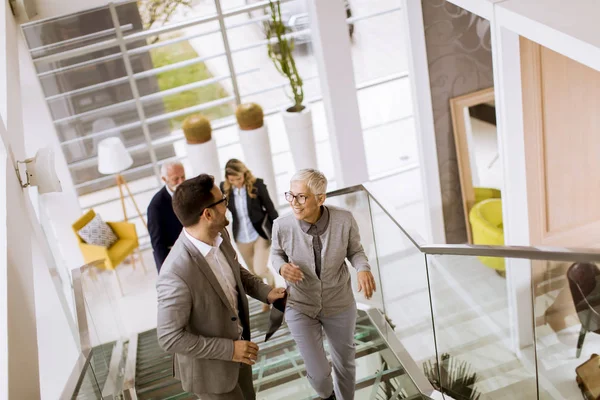 Grupo Empresarios Empresarias Caminando Subiendo Escaleras Edificio Oficinas — Foto de Stock