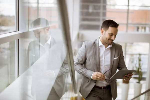 Happy Businessman Berpakaian Sesuai Berdiri Kantor Modern Dan Menggunakan Tablet — Stok Foto