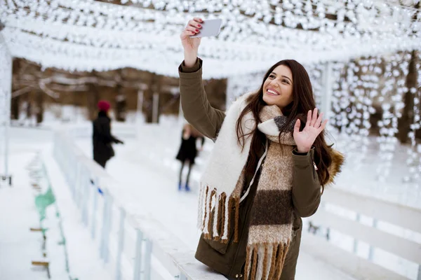 Glückliche Frau Winterkleidung Macht Selfie Mit Dem Smartphone Freien — Stockfoto