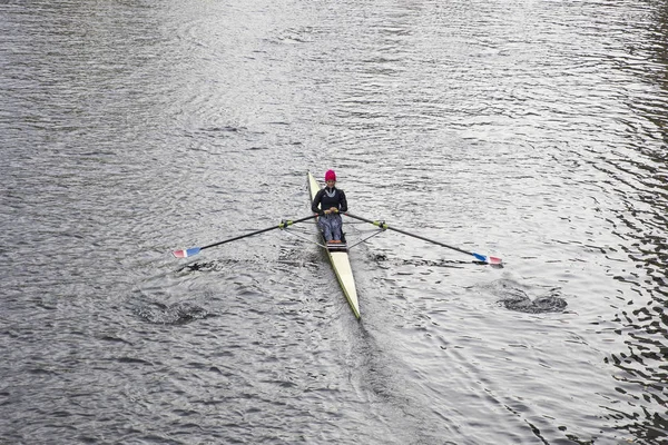 Hannover, Almanya - 27 Ekim 2018: Hannover, Almanya'nın kürek kimliği belirsiz bir kadın. Maschsee Gölü sayesinde IHME ve Leine Hanover barındıran birçok Kürek Kulübü.