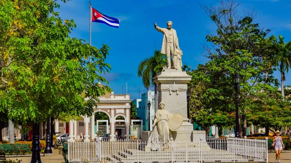 Cienfuegos, Cuba - 25 Mayıs 2014: Cienfuegos, Cuba Jose Marti heykeli kimliği belirsiz kişilerce. Heykel Jose Marti Küba Ulusal kahraman haraç 1906, Marti parkta eklendi.