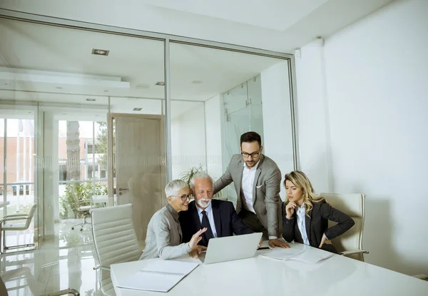 Gruppo Imprenditori Sala Conferenze Durante Una Riunione Ufficio — Foto Stock