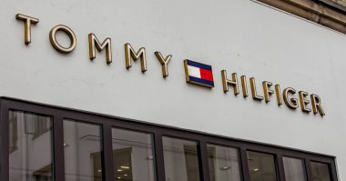 Kopenhag, Danimarka - 13 Haziran 2018: Kopenhag, Danimarka ayrıntı Tommy Hilfiger Mağazası. 1985 kurulmuş bir sigorta primi Amerikan giyim Şirket.