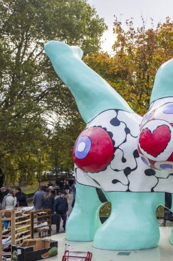 Hannover, Almanya - 27 Ekim 2018: Nanas heykeller Almanya'nın Hannover. Heykeller Nike de Saint Phalle tarafından 1974 yapılmış ve Hanovers heykel yürüyüş bir parçasıdır.