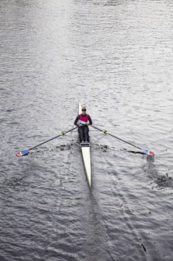 Hannover, Almanya - 27 Ekim 2018: Hannover, Almanya'nın kürek kimliği belirsiz bir kadın. Maschsee Gölü sayesinde IHME ve Leine Hanover barındıran birçok Kürek Kulübü.